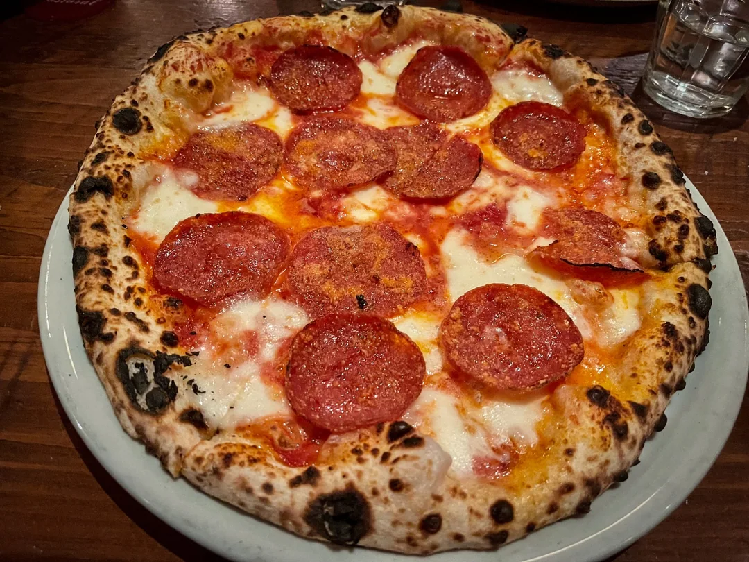 Une pizza napolitaine au pepperoni, tout juste servie.
