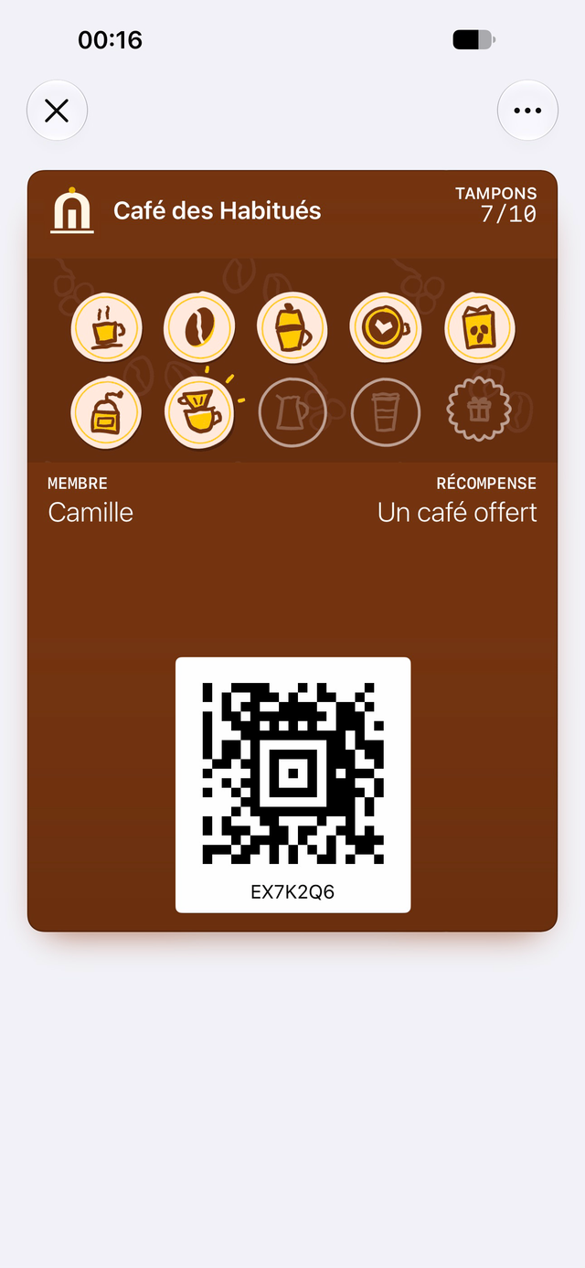 Carte de fidélité d’exemple de Café des Habitués dans Apple Wallet : 7 tampons sur 10, récompense : Un café offert.