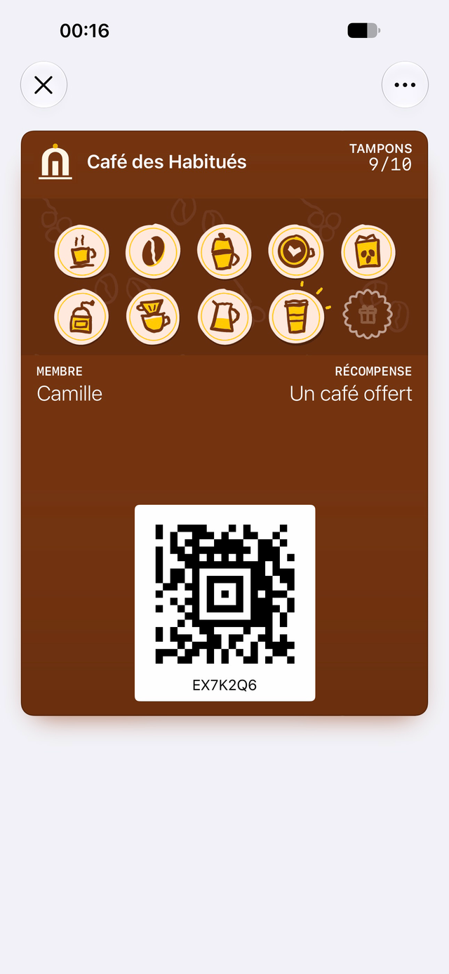 Carte de fidélité d’exemple de Café des Habitués dans Apple Wallet : 9 tampons sur 10, récompense : Un café offert.